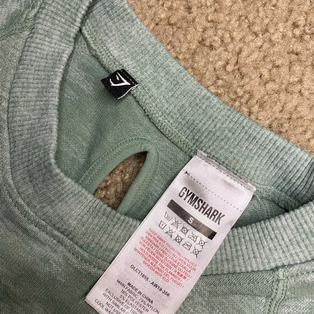 Gymshark Adapt Camo Seamless Long Sleeve Crop Top in green size S - Picture 2 of 3